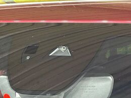 【i-ACTIVESENSE】走行中に前方の車両等を認識し、衝突しそうな時は警報とブレーキで衝突回避と被害軽減をアシスト。より安全にドライブをお楽しみいただけます。