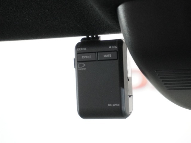 ◆ドライブレコーダー◆映像・音声などを記録する自動車用の装置です。　もしもの事故の際の記録はもちろん、旅行の際の思い出としてドライブの映像を楽しむことができます。