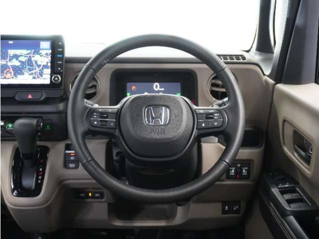 【Honda SENSING】 カメラ等装置で精度の高い検知能力を発揮、安全運転を支援します。ステアリング上のコントローラーに注目！