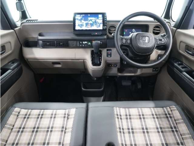 視界広々で運転しやすくロングドライブでも疲れを感じさせないすっきりとまとまったインパネ周りです。