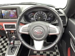 【ハンドル】軽い力で扱いやすいハンドルです。目立つ傷やスレなどなく綺麗な状態です！除菌プランいれていただくとさらに快適に！清潔なお車はお子様にも安心ですね！