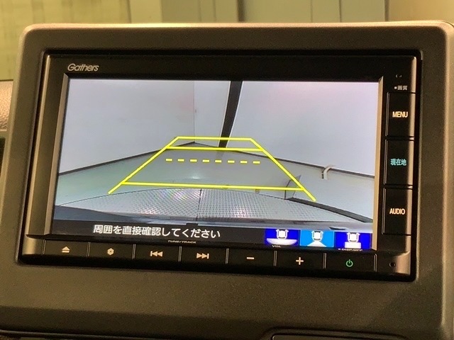 リバースギアに入れるだけで後方の表示へ切り替わります。夜間や雨の日の駐車も楽になりますよ。