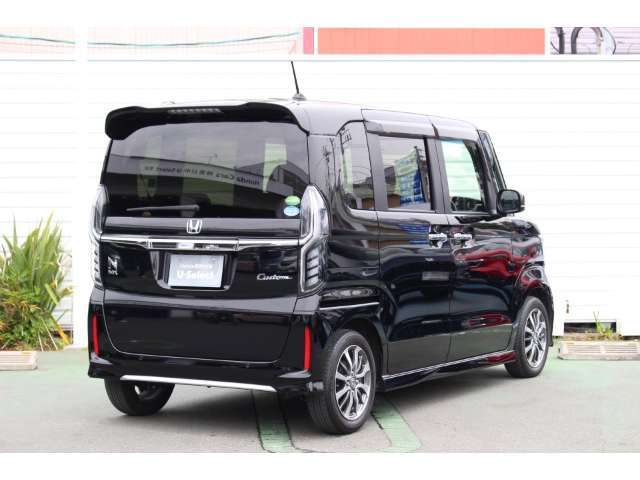 エアロやアルミホイールでドレスアップしたカスタムグレード。普通車に見劣りしない迫力のデザインです。