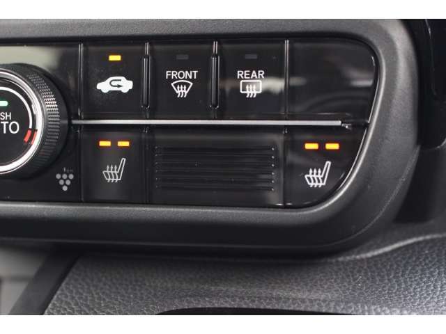 運転席＆助手席シートヒーター！2段階の温度調節が可能。座面を温めて寒い日も快適なドライブを。