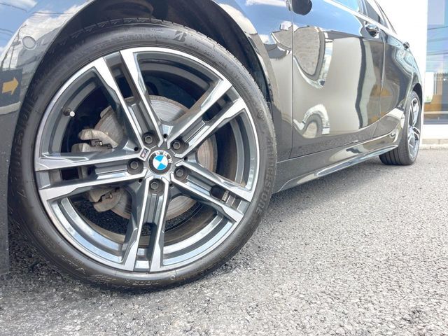 ●純正18インチアルミホイール：輸入車ならではの卓越した走りを支えるホイールと足回りです！日本車の走りに慣れている方にもぜひ体感して頂きたいほど、高いレベルでまとまっています！