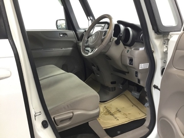 開放感のある運転席まわり！　運転席からの視界は良好です！！