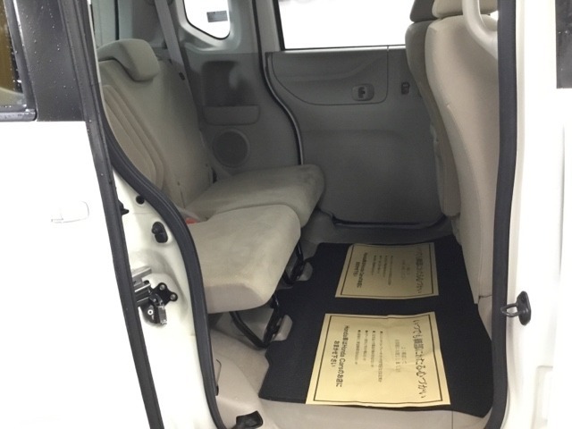 ホンダ車の低床ボディは、チャイルドシートへのお子さまの乗降や荷物の積載もスムーズ。足元もゆったりとしていますので、おくつろぎいただけます。