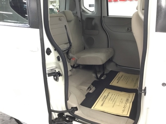 後席の座面をはねあげると、後席のあったスペースがそのまま高さのある荷室空間に！背の高い荷物も横にせずそのまま積み込めます。もちろん左右片方だけのアレンジも可能です。