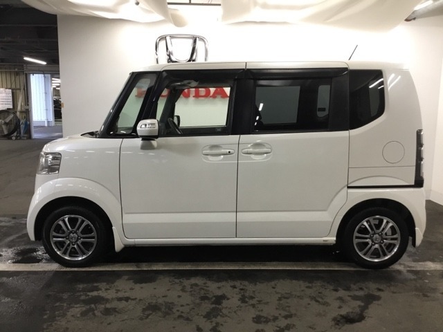 狭い駐車場でも、スライドドアならチャイルドシートへのお子さまの乗降や荷物の積載もスムーズ。