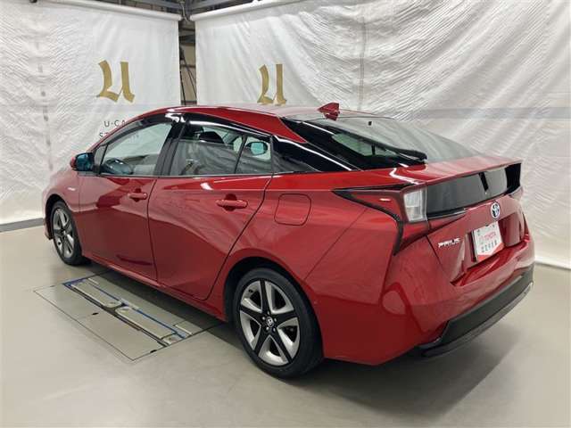 広々とした車内空間に優れた燃費性能。更にデザインも上質で人気のお車です！