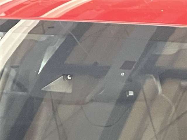 サポカーSとは、衝突被害軽減ブレーキに加えて、高齢者に多いと言われている踏み間違い事故防止をサポートする機能です。詳しくは販売店スタッフまでおたずねください。