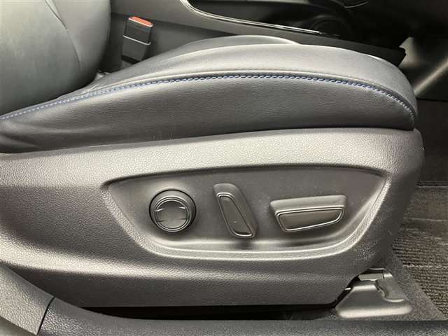 パワーシート搭載。微妙な調整が手軽にでき、最適なポジションで運転することが可能です。