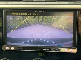 【バックカメラ】駐車時に後方がリアルタイム映像で確認できます。大型商業施設や立体駐車場での駐車時や、夜間のバック時に大活躍！運転スキルに関わらず、今や必須となった装備のひとつです！