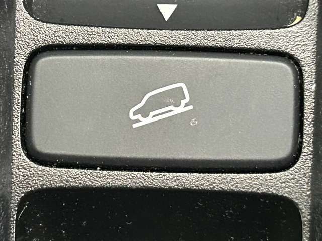 【　ダウンヒルアシストコントロール　】急な下り坂や雪道で、タイヤをロックさせることなく、前進時・後退時とも車速を約5km/hに保つことで、安心してステアリング操作に集中できるよう支援します。