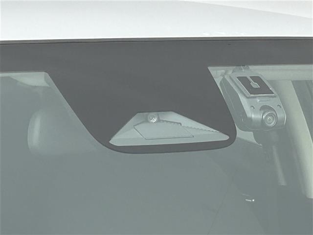 【　衝突被害軽減ブレーキ　】衝突軽減ブレーキ付き♪誤操作で万が一、前方の車に衝突しそうになった際に自動でブレーキが作動し衝突の被害を軽減します！