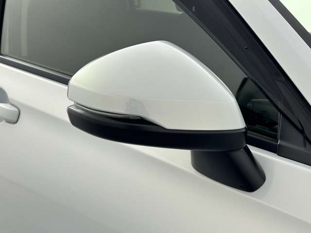 【　電動格納ウインカーミラー　】付いているだけで高級感のUPするウィンカー内臓サイドミラー♪もちろん見た目だけでなく、対向車からの視認性の向上につながり、安全度もUP♪