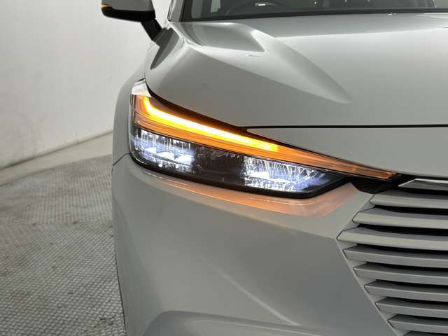 【　LEDヘッドライト　】悪天候や夜間の走行も視界良好で安心してお乗りいただけます。