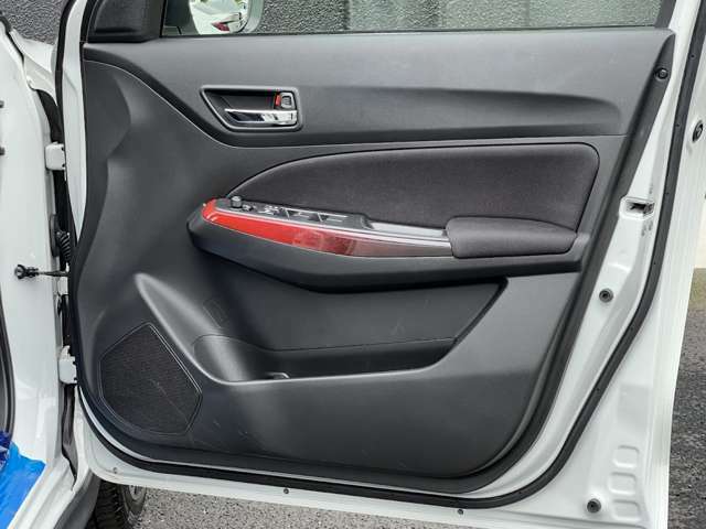 運転席ドアです！ブラックを基調としたカラー構成に、レッドの差し色が入っていてとてもオシャレでカッコいいデザインになっています！