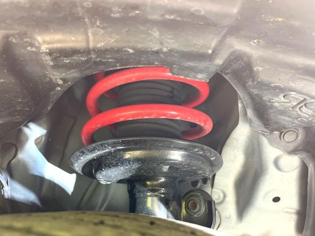 お車を安心してお乗りいただく為には、足回りの定期点検が欠かせません。サービスサポート（有償保証）では無料点検もご提供しており、安心のカーライフをお過ごしいただけるサポート体制が整っています。