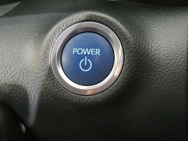 エンジンスタートスイッチです。キーが車内にあれば、エンジンの始動や停止はスイッチを押すだけ！キーを取り出す手間を省き、ワンプッシュで操作できるので簡単でスムーズです。