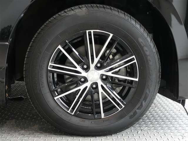 R3年式夏タイヤ215/65R16グットイヤー製です。
