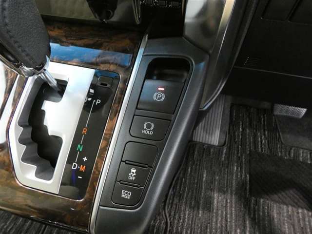 電動パーキングブレーキを搭載。スイッチ操作でパーキングブレーキを作動・解除することが可能ですので、操作の力が不要ですよ♪