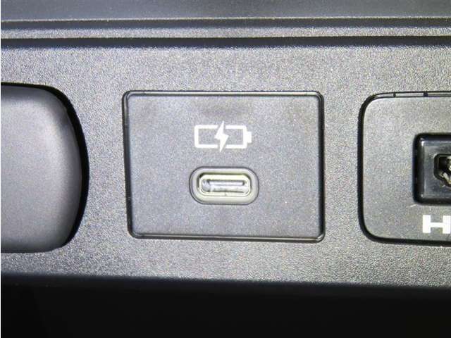 充電用USB端子を装備しております。