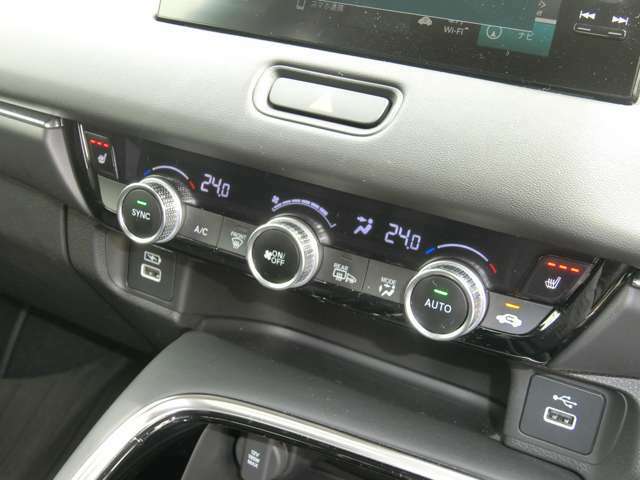 プッシュボタンとダイヤルを組み合わせたエアコン操作パネル (左右独立温度コントロール式フルオートエアコン) / 運転席＆助手席シートヒーター 。