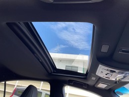 ◆【ムーンルーフ】天井から太陽の穏やかな光や爽やかな風を取り込むことができる、レクサスの「サンルーフ」です！頭上のスイッチでムーンルーフを開閉することができます。