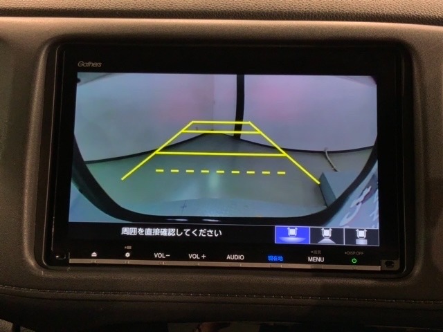 リバースギアに入れるだけで後方の表示へ切り替わります。夜間や雨の日の駐車も楽になりますよ。