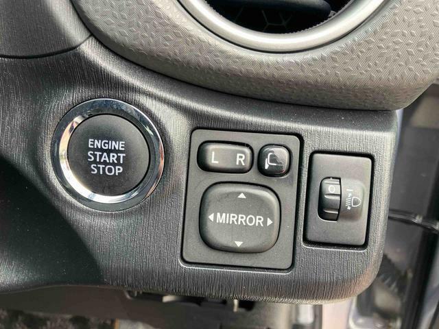 エンジン操作は、スイッチだけの”プッシュボタンスタート“を装備！もうバッグから鍵を取り出さなくてもいいんですよ♪電動格納式ドアミラースイッチもここにあります♪