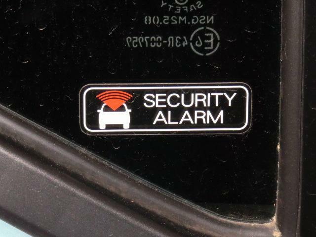 盗難警報装置付です。不正にドアを開けると室内ブザーが鳴り外部に異常を知らせます。大切な愛車を守ります。