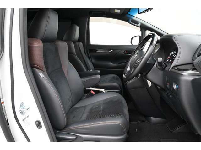 運転席/助手席です。　周囲も見やすいので安心して運転できます。　◇ツインムーンルーフ装備で、明るく爽やかなドライブを！