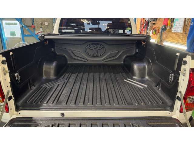 海外トヨタ純正ベッドライナー付き