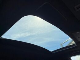 【サンルーフ】開放感たっぷりの希少装備、サンルーフが装着されています！車内に明かりを取り入れたり景色を楽しむ以外にも、車内の空気も簡単に換気できて快適です！