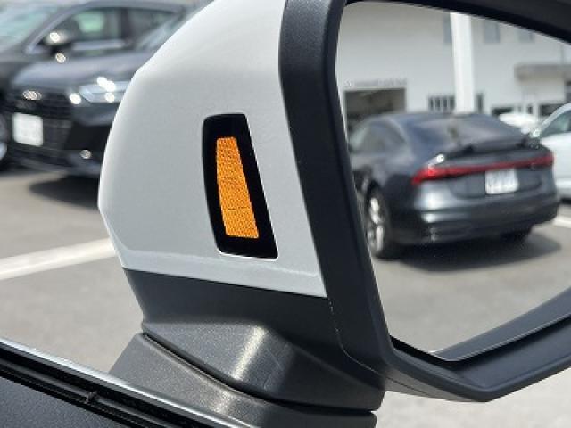 【サイドアシスト】自車を追い越そうとするクルマが自車の死角にいる場合など、システムが車線変更の危険を予測し、該当する側のエクステリアミラーに搭載されたLEDが点灯してドライバーに警告します。