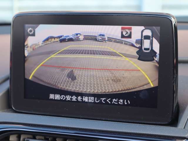 カラーで後方映像をモニターに映し出してくれるので、ショッピングモールのような狭い駐車場であったとしても障害物を見つけ、楽々駐車することができますね。