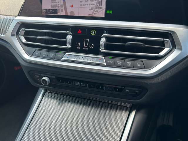 輸入車ディーラー採用のドライブレコーダーも選べます。万が一の事故際のお守りとしていかがでしょうか？その他さまざまなオプションをご用意しております。