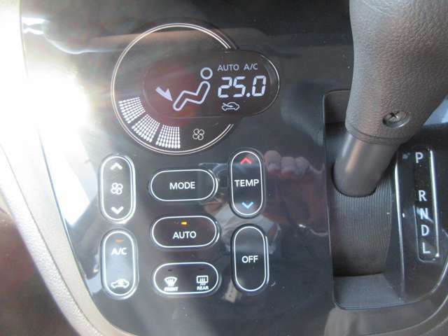 ★タッチパネルエアコン★温度設定だけで車がいつも快適に自動調整します♪風量や吹き出し口も自動で行われます。もちろんお好みの設定にも調整可能です♪