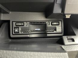 【ETC】有料道路を利用する際に料金所で停止することなく通過できる、ETC車載器（ノンストップ自動料金収受システム機器）が装備されています。セットアップを行うことで利用可能になります。