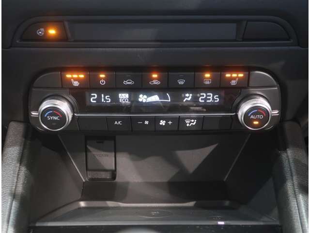 左右独立温度コントロールフルオートエアコンです。運転席、助手席それぞれで独立して温度設定ができます。冷え性の方が乗っても安心ですね♪