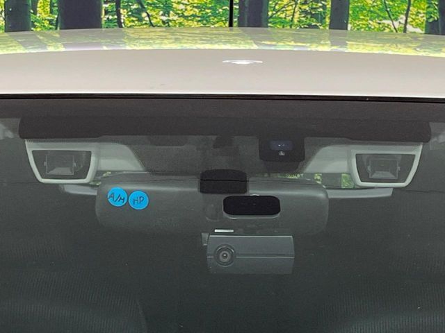 【アイサイトVer2】前方の車両等を検知し、衝突しそうな時は警報で注意を促し、ブレーキを踏む力をサポート。ブレーキを踏めなかった場合は衝突被害軽減ブレーキが作動、衝突回避をサポートします。