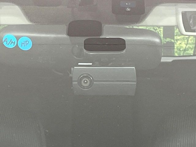 【ドライブレコーダー】安心・安全なカーライフに必須のドライブレコーダーを装備！走行中はもちろん、あおり運転や事故に遭遇した際の状況も映像で記録し、万一のリスクに備えます。