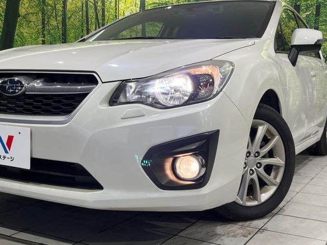 【HIDヘッドライト】非常に明るく前方を照らしてくれるので、悪天候や夜間の走行時も視界良好で安心してお乗りいただけます。