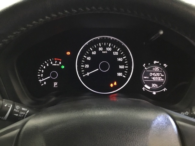 メーター表示がとても見やすい位置で運転のサポートをしてくれます！