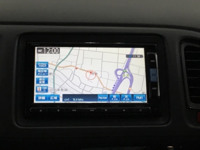 ナビゲーションはホンダ純正メモリーナビ。通信機能も備え渋滞回避案内や天気情報の表示などのサービスが有ります。リアカメラ付きなので、バック駐車の苦手な方にも安心ですね！