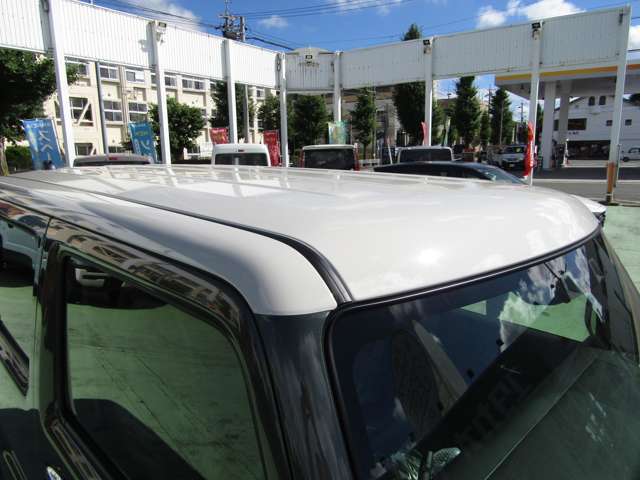 こちらのお車はツートンカラーとなっています。天井とミラーのカバーはホワイトです。