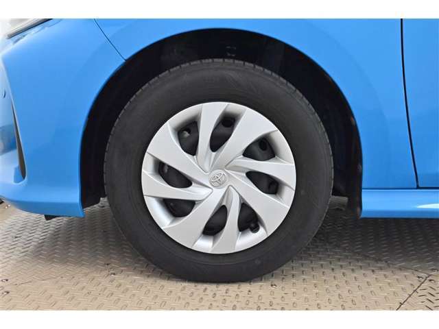 【ホイールカバー】純正なので車に似合うデザインになっていますね。スタッドレスタイヤもご相談下さい。