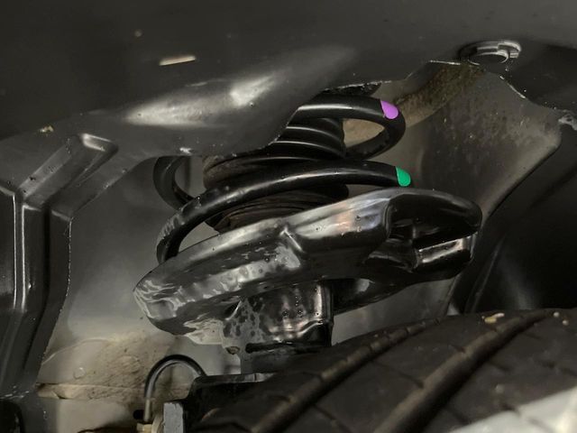お車を安心してお乗りいただく為には、足回りの定期点検が欠かせません。サービスサポート（有償保証）では無料点検もご提供しており、安心のカーライフをお過ごしいただけるサポート体制が整っています。