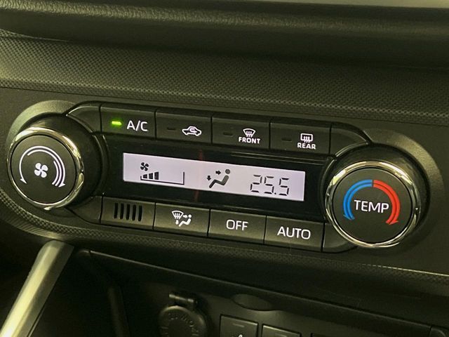 【オートエアコン】一度お好みの温度に設定すれば、車内の温度を検知し風量や温度を自動で調整。暑い…寒い…と何度もスイッチ操作をする必要はありません。快適な車内空間には必須の機能ですね♪
